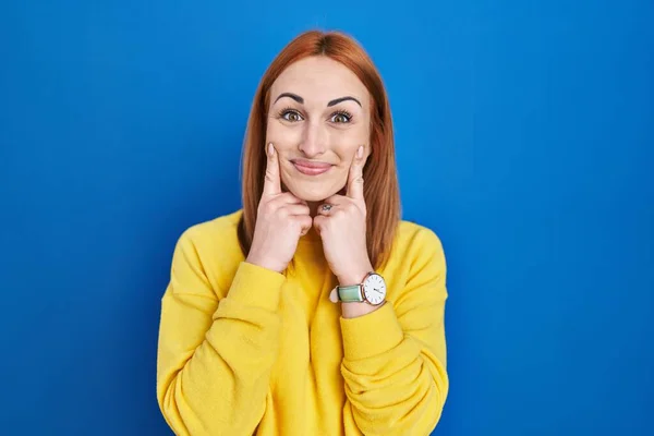 Young Woman Standing Blue Background Smiling Open Mouth Fingers Pointing —  Fotos de Stock
