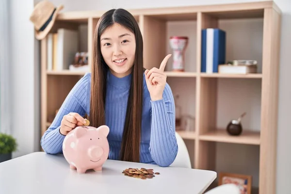 Kinesisk Ung Kvinna Sätta Mynt Spargris Bank Ler Glad Pekar — Stockfoto