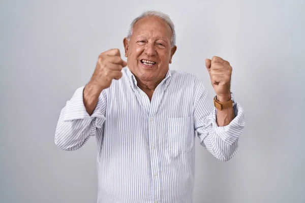 Uomo Anziano Con Capelli Grigi Piedi Sfondo Isolato Molto Felice — Foto Stock