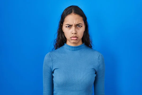 Молодая Бразильская Женщина Стоящая Синем Изолированном Фоне Скептически Нервно Хмурясь — стоковое фото