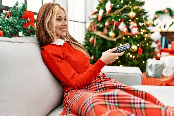 Jovem Caucasiana Assistindo Televisão Sentado Sofá Pela Árvore Natal Casa — Fotografia de Stock