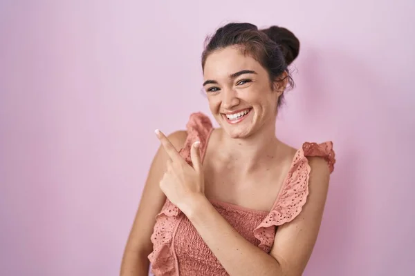 Junges Teenager Mädchen Auf Rosa Hintergrund Fröhlich Mit Einem Lächeln — Stockfoto
