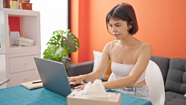 Ung Vacker Latinamerikansk Kvinna Använder Laptop Sitter Bordet Vid Matsal — Stockfoto