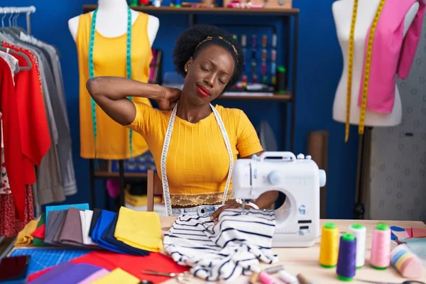 African American Woman Tailor Stressed Using Sewing Machine Sewing Studio — Stock Photo, Image