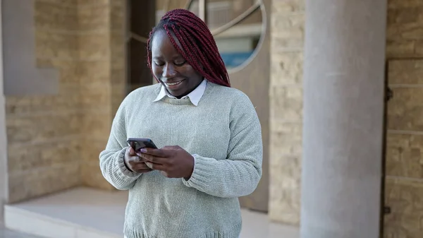 Donna Africana Con Capelli Intrecciati Utilizzando Smartphone Strada — Foto Stock