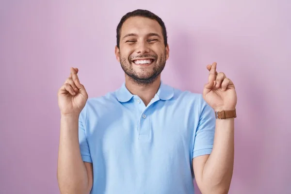 Hombre Hispano Pie Sobre Fondo Rosa Gesto Dedo Cruzó Sonriendo — Foto de Stock