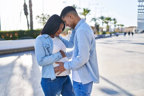 Junges Lateinisches Paar Erwartet Baby Das Zusammen Auf Der Straße — Stockfoto