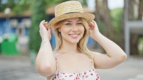 Jong Blond Vrouw Toerist Dragen Zomer Hoed Glimlachen Straat — Stockfoto