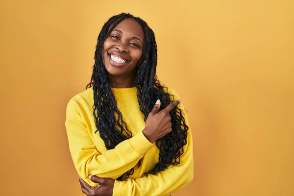 Mulher Africana Sobre Fundo Amarelo Com Grande Sorriso Rosto Apontando — Fotografia de Stock