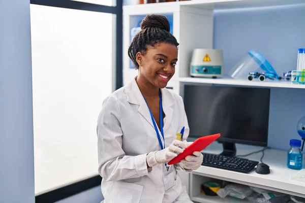 Femme Scientifique Afro Américaine Utilisant Pavé Tactile Travaillant Laboratoire — Photo