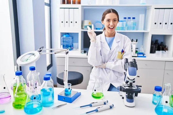 Jovem Morena Trabalhando Laboratório Cientistas Sorrindo Com Rosto Feliz Piscando — Fotografia de Stock