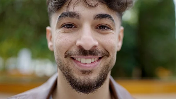 Mladý Arabský Muž Usměvavý Sebevědomě Stojí Parku — Stock fotografie