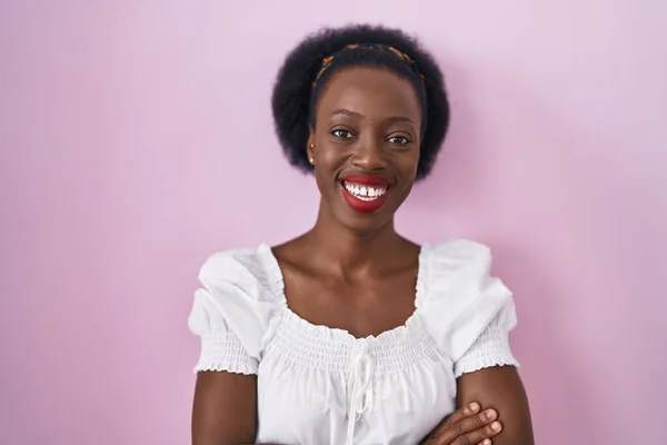 Африканська Жінка Кучерявим Волоссям Стоїть Рожевому Фоні Щасливе Обличчя Посміхається — стокове фото
