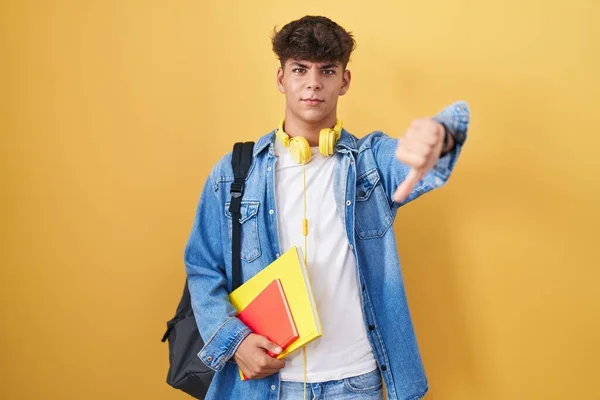 Hispánský Teenager Oblečený Studentského Batohu Držící Ruce Knihy Vypadající Nešťastně — Stock fotografie