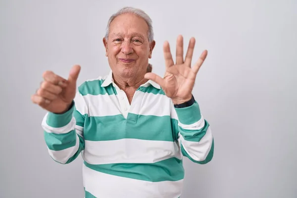 Uomo Anziano Con Capelli Grigi Piedi Sfondo Bianco Mostrando Indicando — Foto Stock