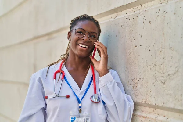 Femme Afro Américaine Médecin Souriant Confiant Parler Sur Smartphone Hôpital — Photo