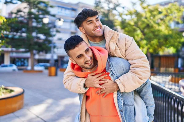 Dois Homem Casal Abraçando Cada Outros Segurando Namorado Volta Parque — Fotografia de Stock