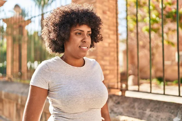 Afroamerykanka Spogląda Stronę Poważnym Wyrazem Twarzy Ulicy — Zdjęcie stockowe