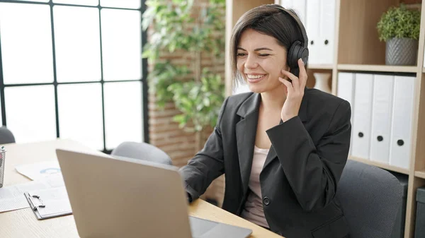 Young Caucasian Woman Call Center Agent Smiling Confident Working Office — Stock Photo, Image