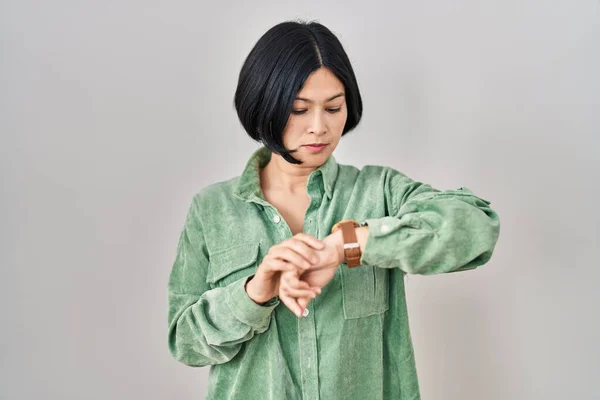 Jovem Mulher Asiática Sobre Fundo Branco Verificando Tempo Relógio Pulso — Fotografia de Stock