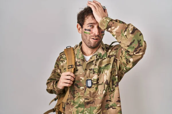 Jovem Hispânico Vestindo Uniforme Exército Camuflagem Surpreso Com Mão Cabeça — Fotografia de Stock