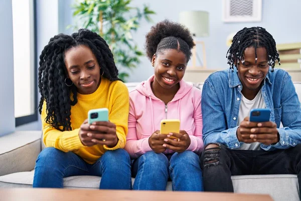 African American Friends Using Smartphone Sitting Sofa Home — 图库照片