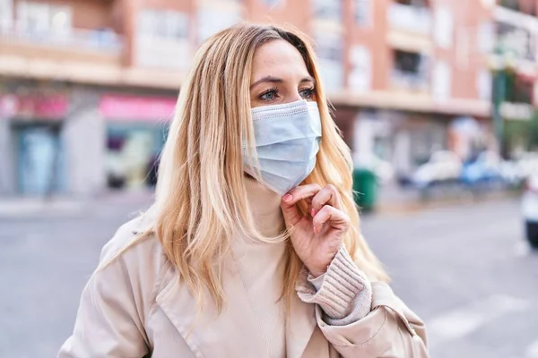 Young Blonde Woman Wearing Medical Mask Standing Street — Stockfoto