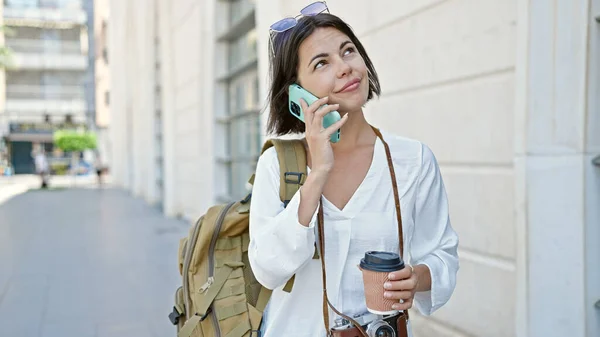 Jonge Mooie Spaanse Vrouw Toerist Praten Smartphone Het Drinken Van — Stockfoto