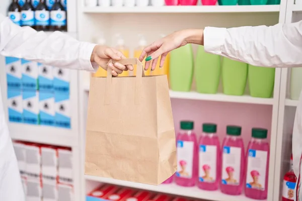 Young Beautiful Hispanic Woman Customer Holding Shopping Bag Pharmacist Pharmacy — 스톡 사진