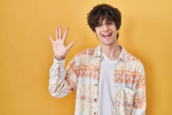 Młody Mężczyzna Letniej Koszuli Pokazuje Wskazuje Palcami Numer Pięć Uśmiechając — Zdjęcie stockowe