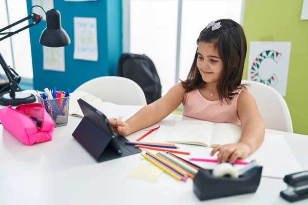 Entzückende Hispanische Studentin Sitzt Mit Touchpad Auf Tisch Klassenzimmer — Stockfoto