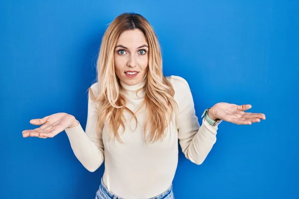 Young Caucasian Woman Standing Blue Background Clueless Confused Open Arms — Foto Stock