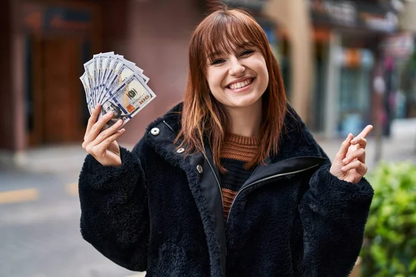 Jovem Mulher Bonita Segurando Notas Dólares Sorrindo Feliz Apontando Com — Fotografia de Stock