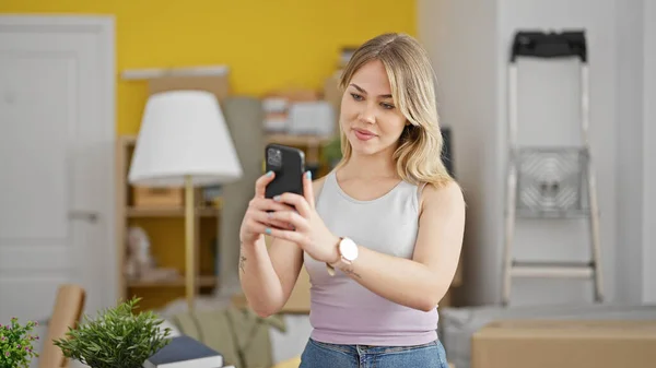 Jong Blond Vrouw Met Behulp Van Smartphone Staan Nieuw Huis — Stockfoto