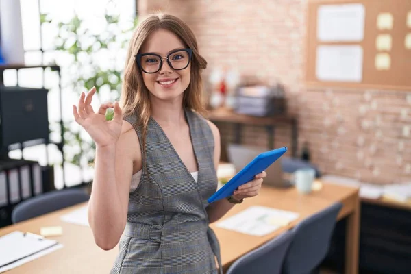 眼鏡をかけて事務所で働く白人女性は手や指でOkサインをしながら積極的に笑顔 成功した表現 — ストック写真