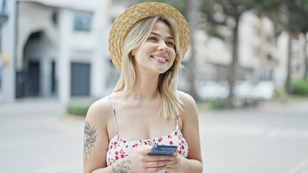 Ung Blond Kvinna Turist Ler Säker Med Hjälp Smartphone Gatan — Stockfoto