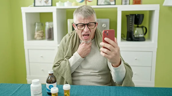 Μεσήλικας Γκριζομάλλης Άντρας Που Χρησιμοποιεί Smartphone Έχοντας Online Ιατρική Γνωμάτευση — Φωτογραφία Αρχείου