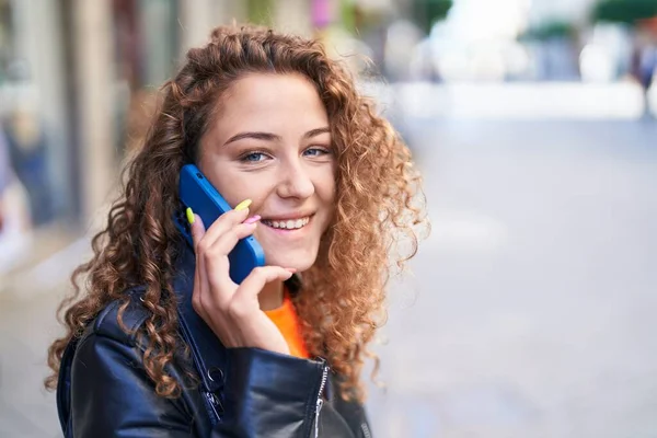 Молода Красива Іспаномовна Жінка Посміхається Впевнено Говорити Смартфону Вулиці — стокове фото