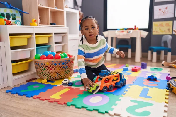 유치원 바닥에 자동차 장난감을 가지고 아프리카 미국인 — 스톡 사진
