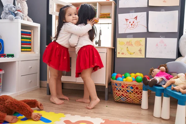 Adoráveis Meninas Gêmeas Brincando Com Cozinha Jogo Abraçando Uns Aos — Fotografia de Stock