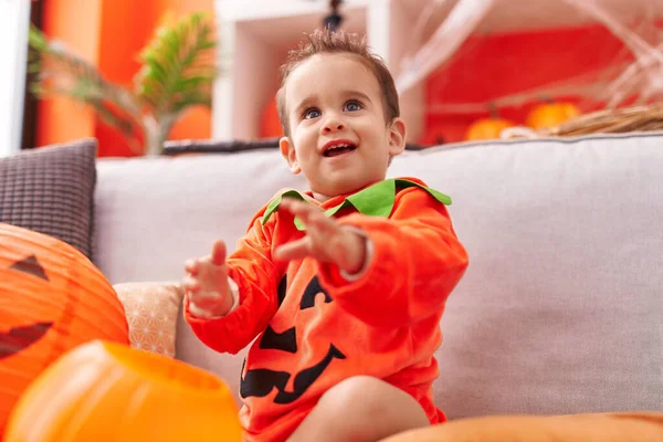 Evdeki Kanepede Oturan Balkabağı Kostümü Giyen Sevimli Spanyol Çocuk — Stok fotoğraf