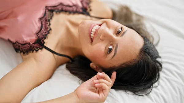 Junge Schöne Hispanische Frau Lächelt Zuversichtlich Auf Dem Bett Schlafzimmer — Stockfoto