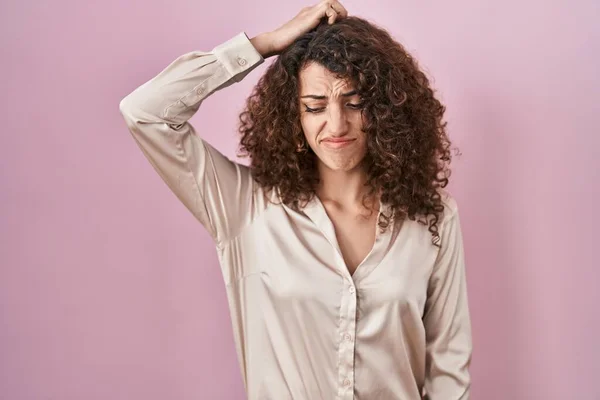 Pembe Arka Planda Duran Kıvırcık Saçlı Spanyol Kadın Soru Sormayı — Stok fotoğraf