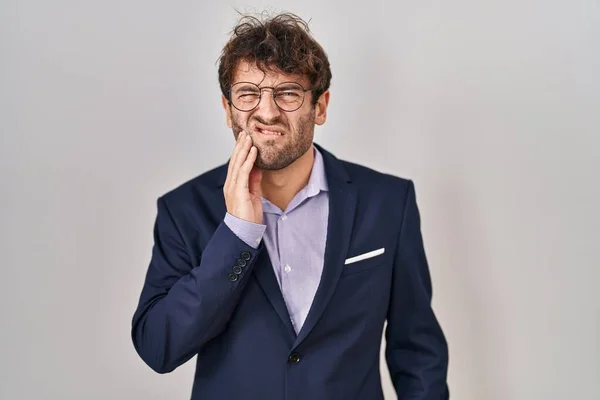 Homem Negócios Hispânico Usando Óculos Tocando Boca Com Mão Com — Fotografia de Stock