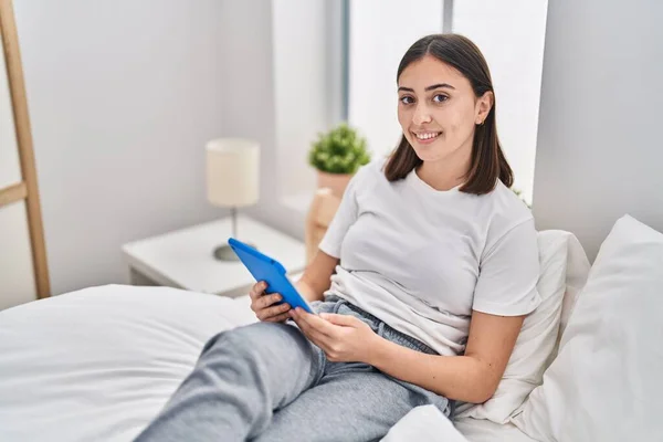 Young Hispanic Woman Using Touchpad Sitting Bed Bedroom — Stock Fotó