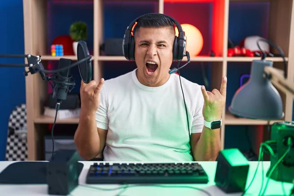 Νεαρός Ισπανός Παίζει Βιντεοπαιχνίδια Φωνάζοντας Τρελή Έκφραση Κάνοντας Ροκ Σύμβολο — Φωτογραφία Αρχείου