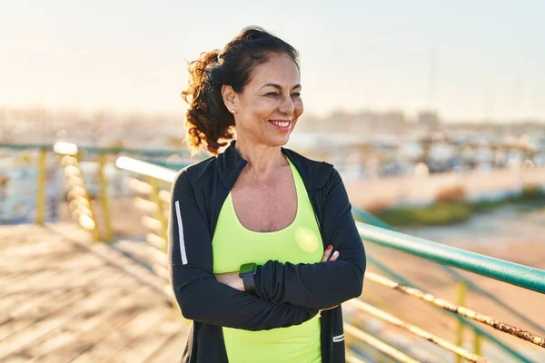 Middle Age Hispanic Woman Working Out Promenade — ストック写真