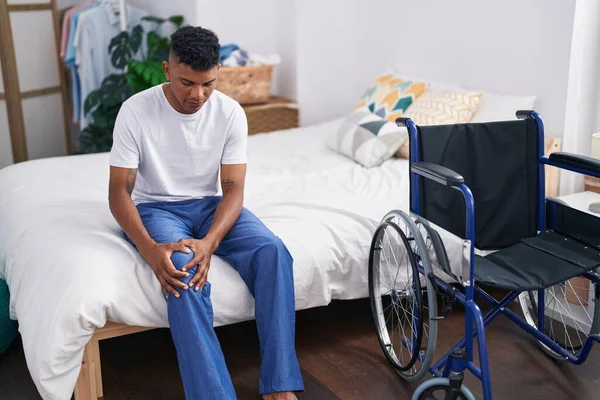 Junger Mann Mit Knieverletzung Sitzt Schlafzimmer Auf Bett — Stockfoto