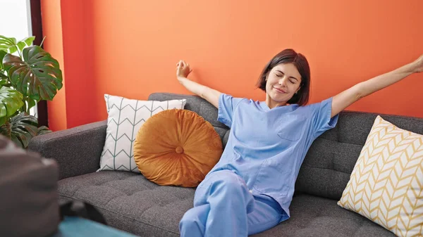 Young Beautiful Hispanic Woman Doctor Relaxing Sofa Home — Stock Photo, Image