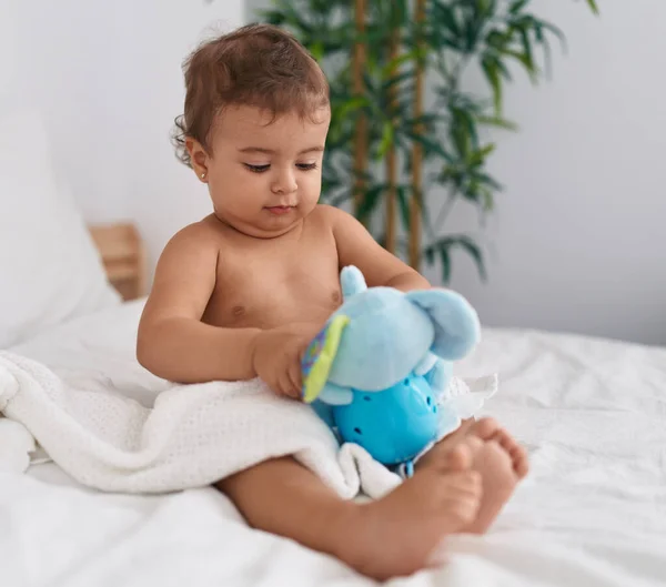 Чарівна Іспаномовна Дитина Сидить Ліжку Граючи Слоновою Лялькою Спальні — стокове фото